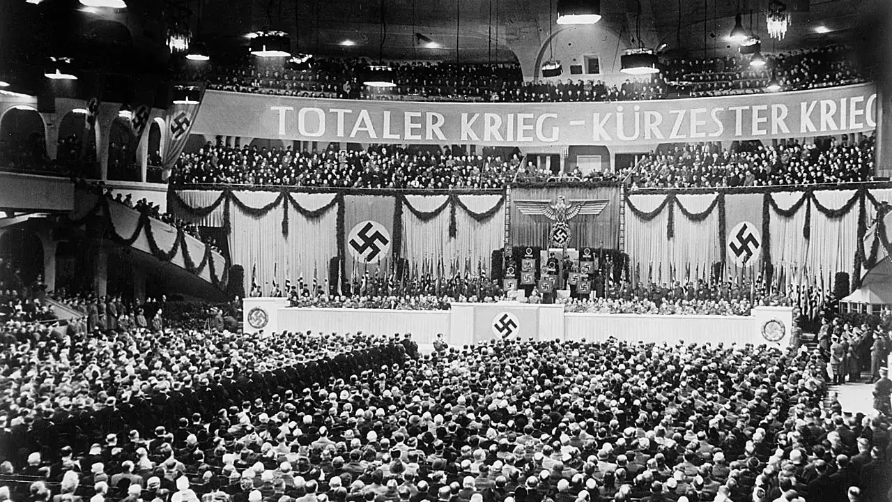 Große Menschenmenge im Sportpalast, die der Sportpalastrede zuhört. Banner verkündet "Totaler Krieg".