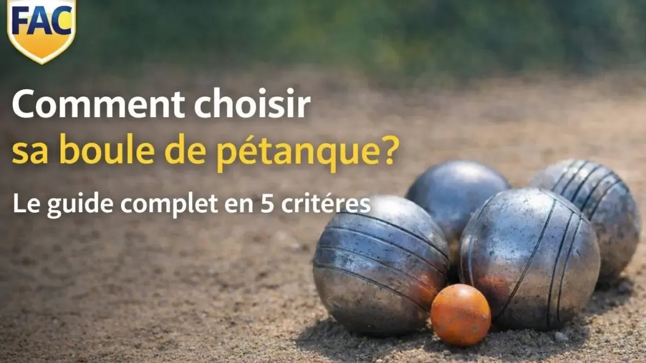 Guide complet pour comment choisir ses boules de pétanque. Des boules métalliques et une petite boule orange sur un terrain de sable.