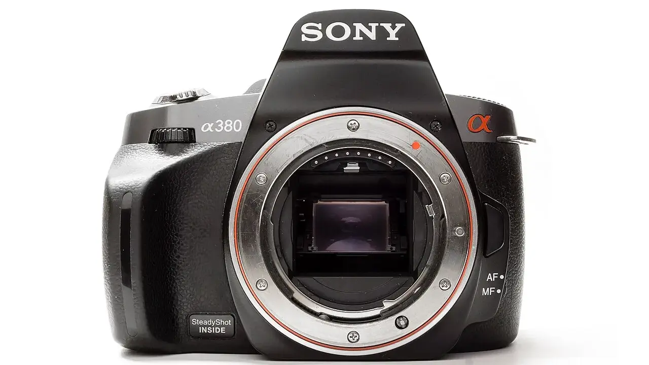 Czarna lustrzanka Sony Alpha 380 z widocznym bagnetem obiektywu i napisem "SteadyShot INSIDE".