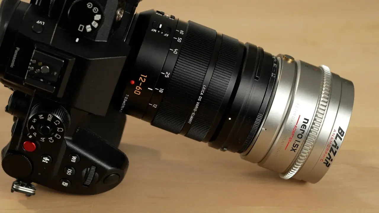 Cámara Panasonic GH7 con lente Leica DG Vario-Elmarit 12-60mm y adaptador anamórfico Sirui 1.5X.