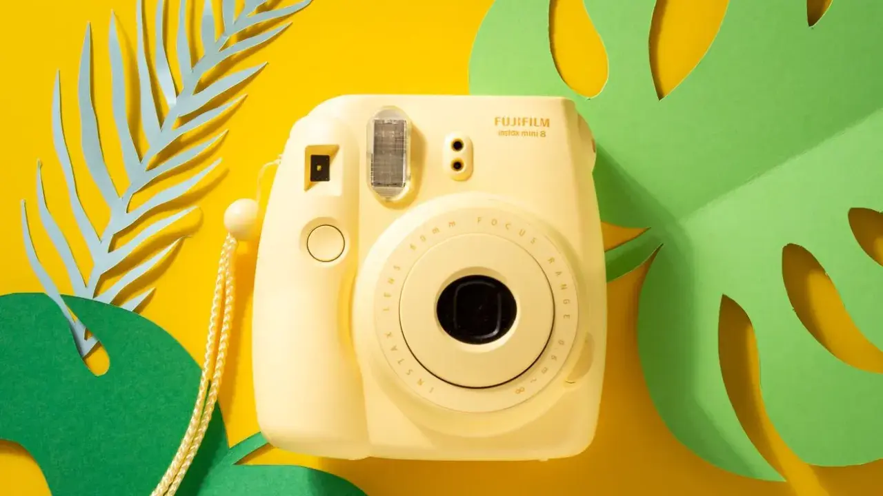 Instax czy Polaroid? Wybierz idealny aparat natychmiastowy!