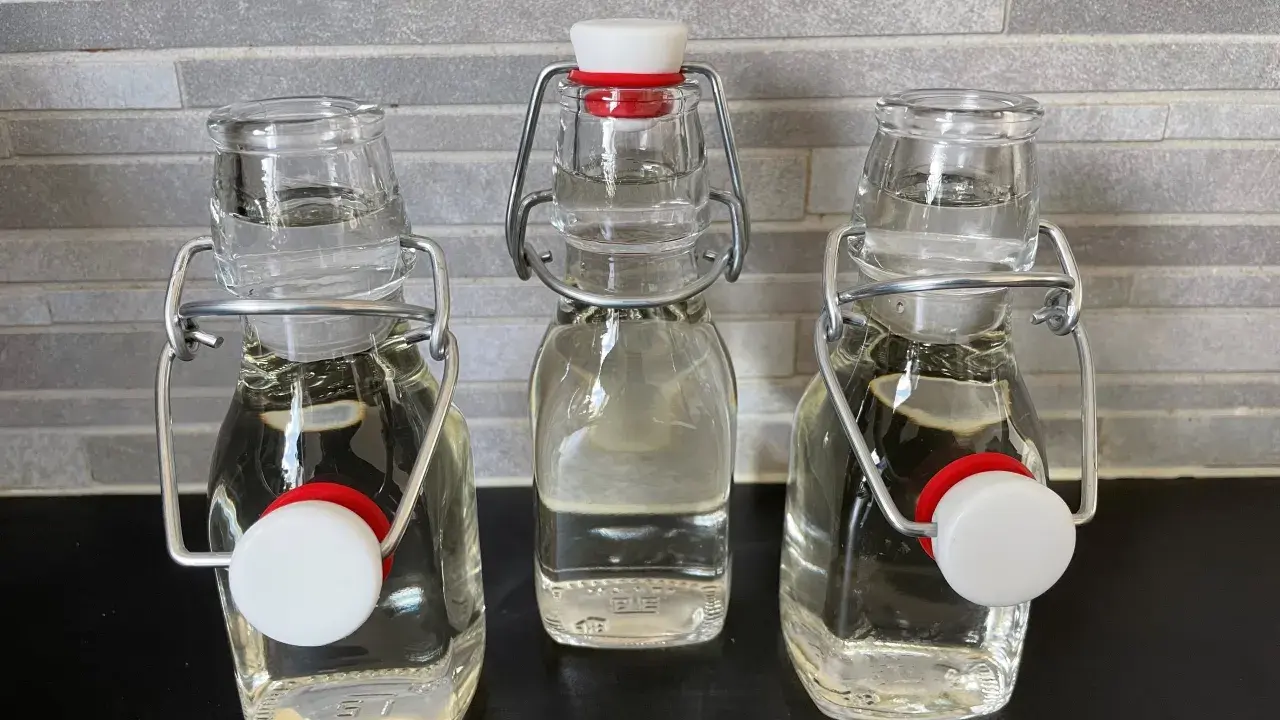 Tre små flaskor med sockerlag, redo att förhöja vilken drink som helst.