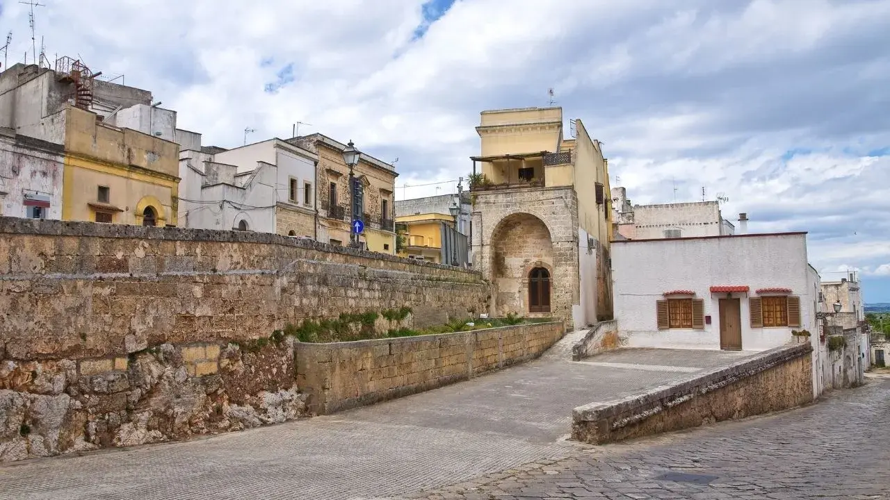 Antiche mura e case storiche a Ugento, un luogo incantevole da scoprire.