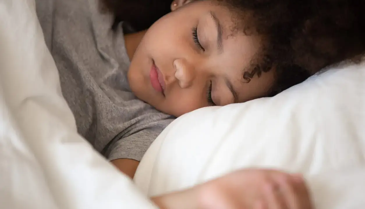 Niño durmiendo plácidamente. Ojalá mi hijo no duerme así de tranquilo.