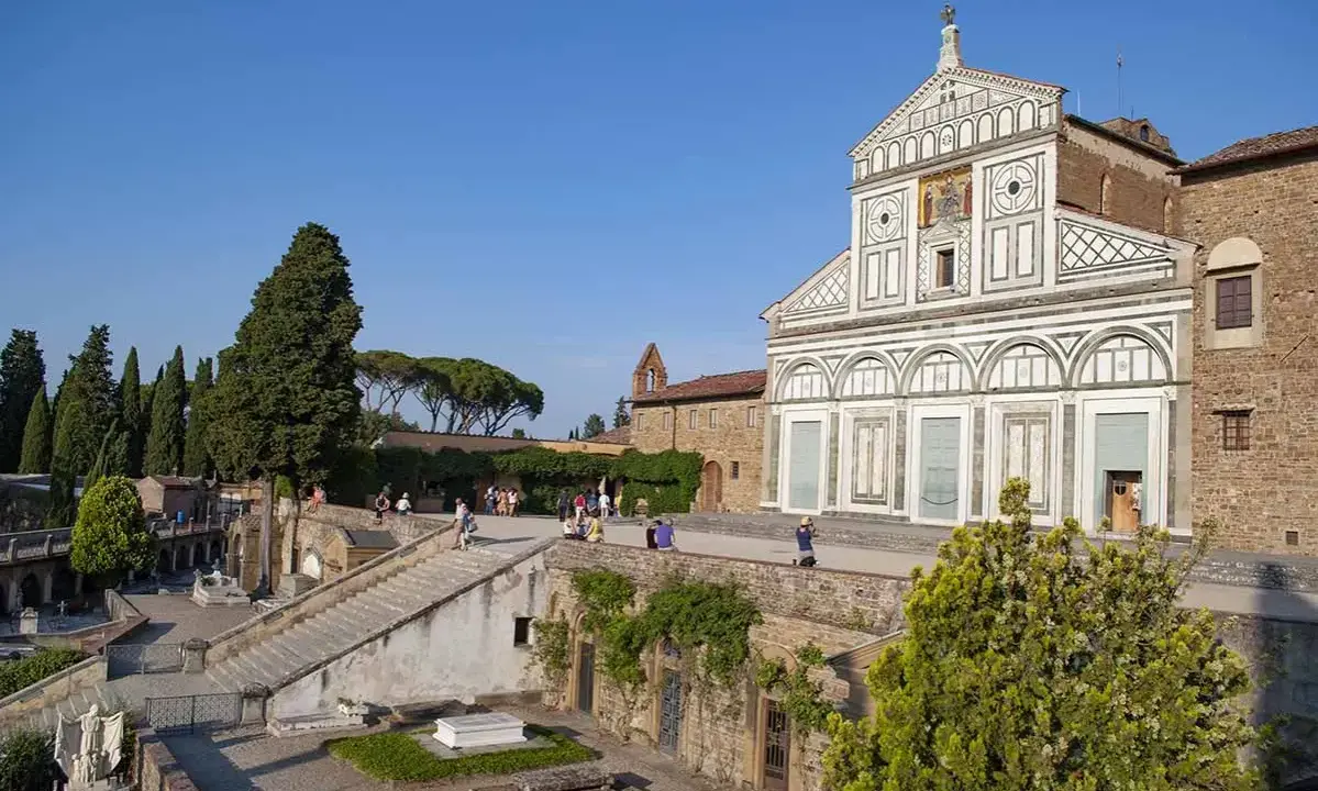 Un perfetto weekend a Firenze: la Basilica di San Miniato al Monte con la sua facciata rinascimentale e il cimitero monumentale.