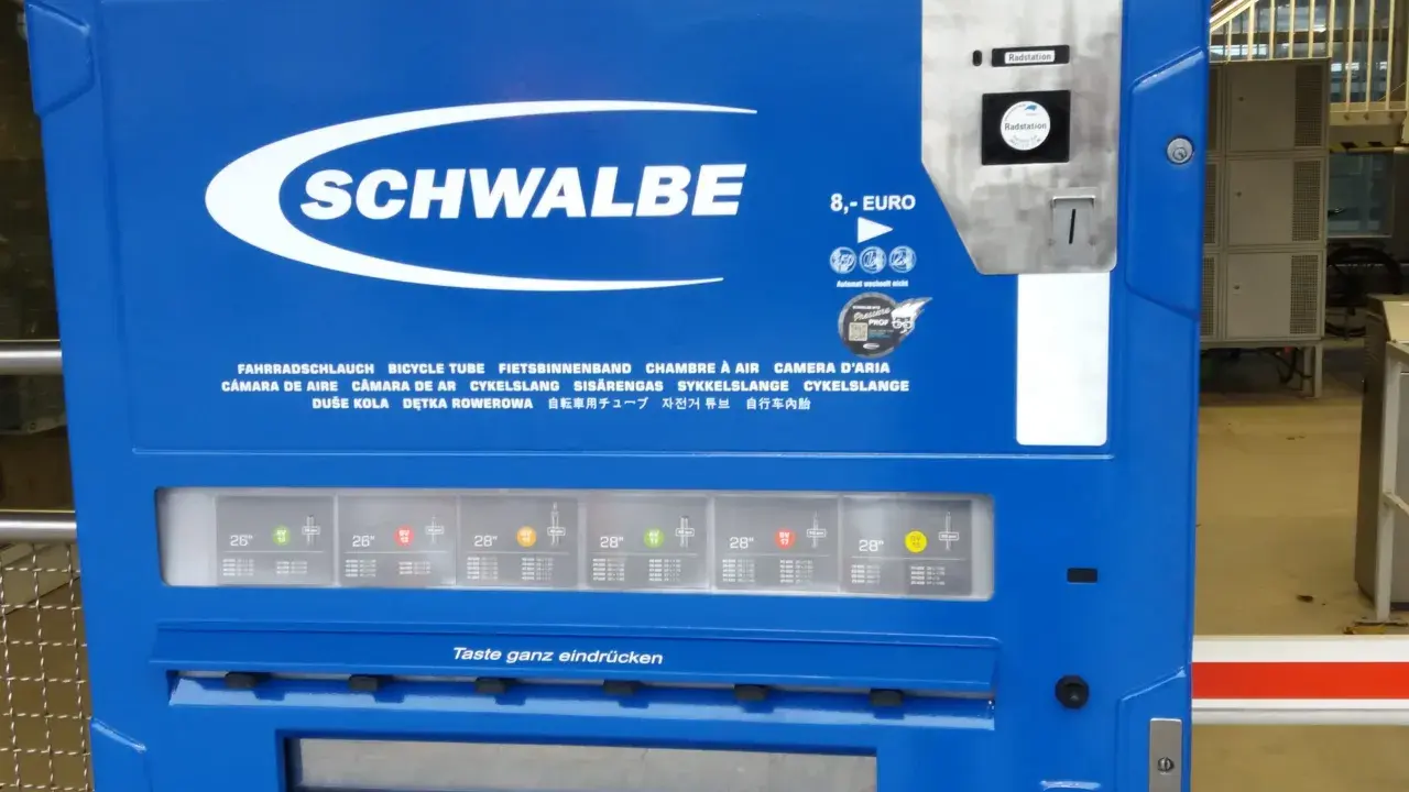 Blauer Fahrradschlauch-Automat von Schwalbe. Bietet Schläuche in verschiedenen Größen für 8 Euro an.