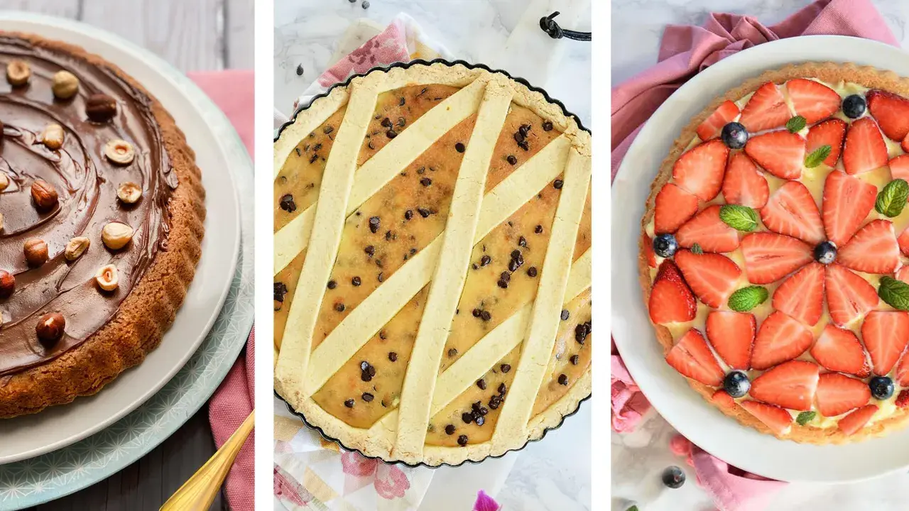 Tre deliziose torte senza glutine: una con cioccolato e nocciole, una crostata con gocce di cioccolato e una crostata di frutta fresca con fragole e mirtilli.