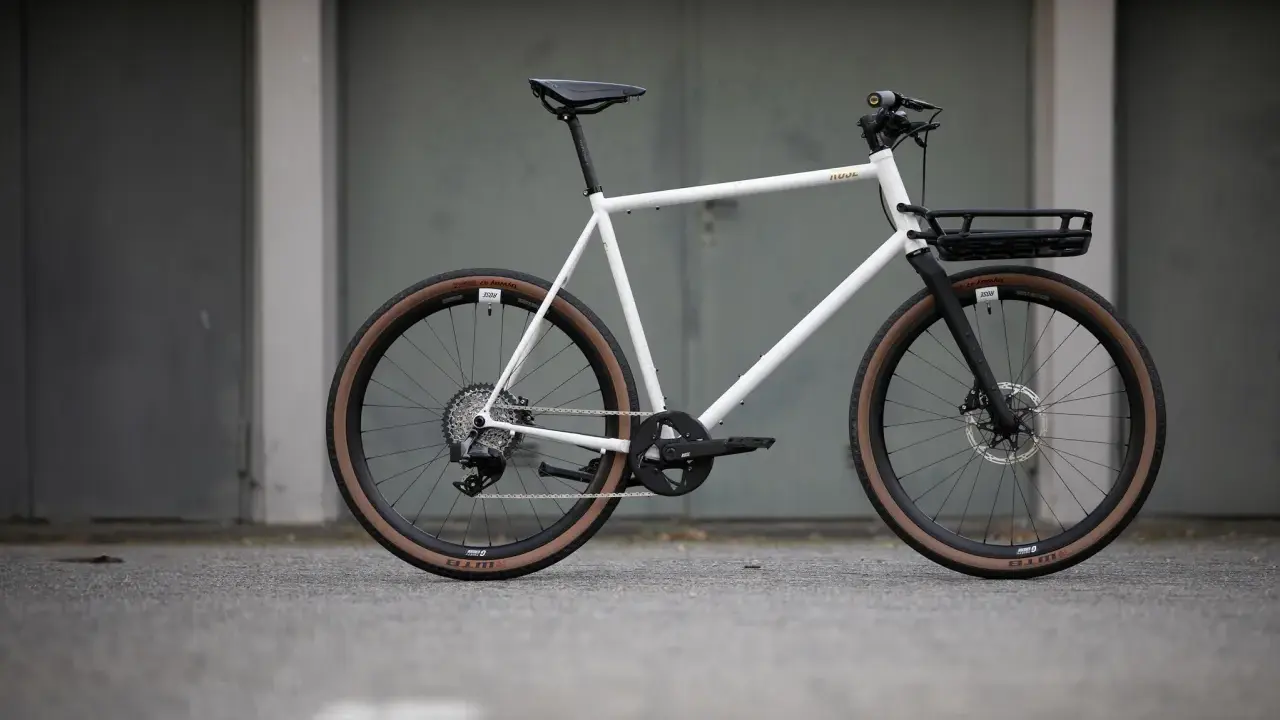Weißes Gravelbike mit schwarzem Gepäckträger vorne, bereit für den ROSE Bikes Test.