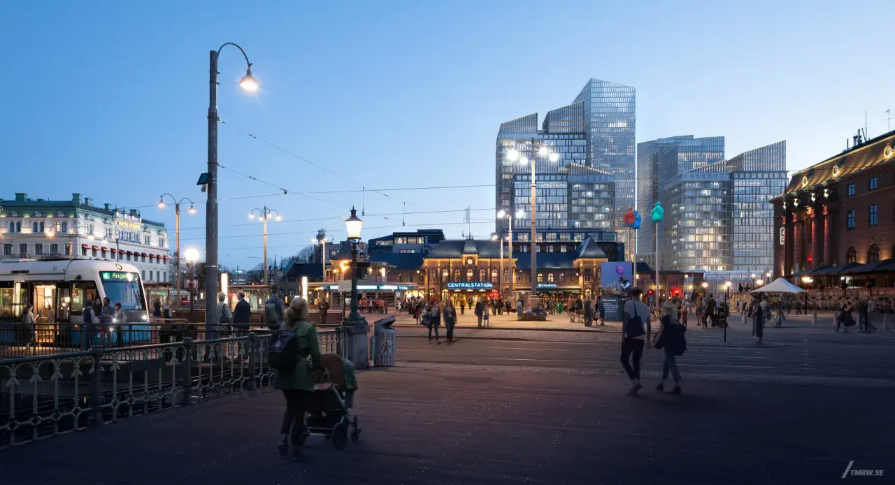 Kvällsliv vid Centralstationen i Göteborgs stadskärna. En spårvagn stannar medan folk promenerar förbi moderna skyskrapor.