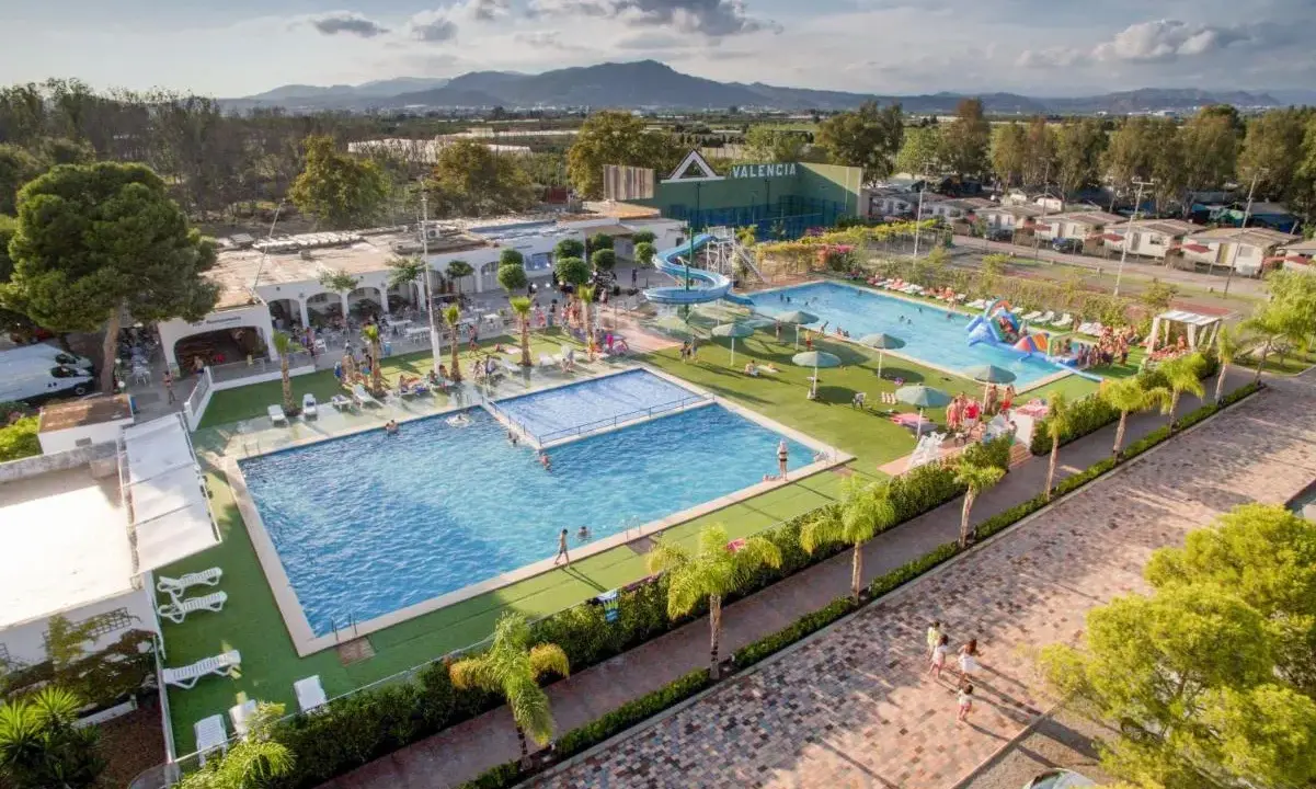 Un resort de camping para niños en la Comunidad Valenciana con piscinas, toboganes y zonas verdes.