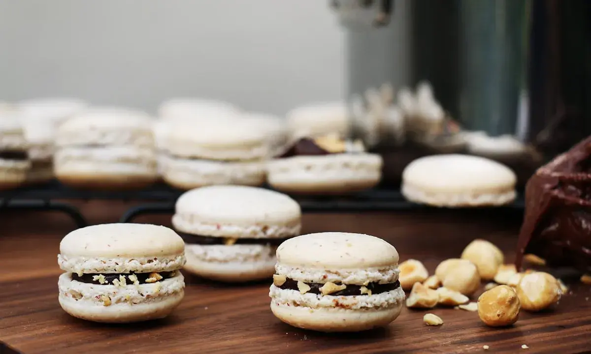 Délicieux macarons à la noisette et au Nutella, parfaits pour une pause gourmande.