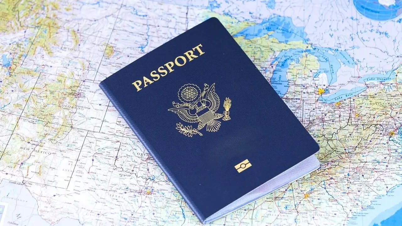 Paszport USA na mapie. Planujesz podróż i zastanawiasz się, do jakich krajów nie trzeba paszportu?