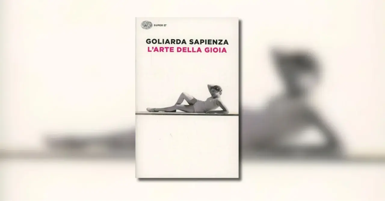 Copertina del libro "L'arte della gioia" di Goliarda Sapienza, con una donna sdraiata in costume da bagno.