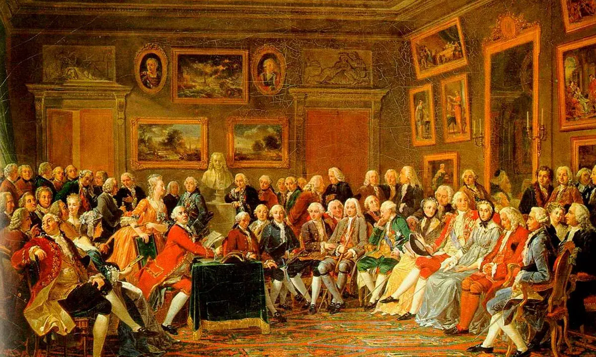 En samling män i 1700-talskläder diskuterar livligt i ett rum fyllt av konst. En scen som fångar upplysningens epok.