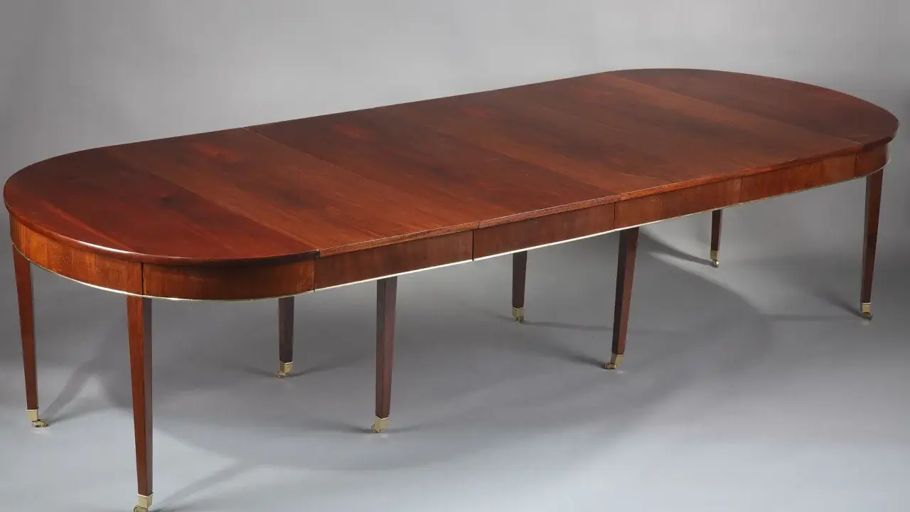 Table ovale en acajou, style épuré de l'époque Directoire, avec des sabots en laiton.