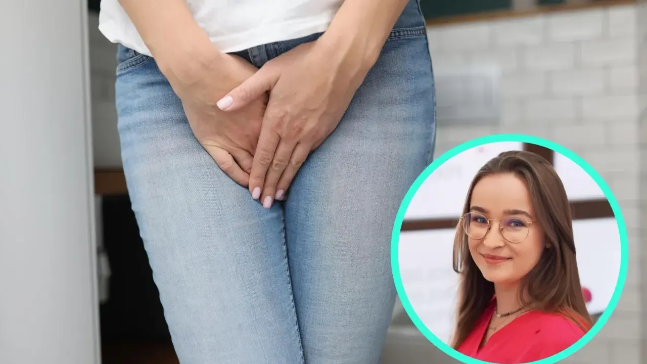 Kobieta w dżinsach, z dłońmi na kroku, w tle kobieta w okularach. Temat: sikanie podczas sexu.