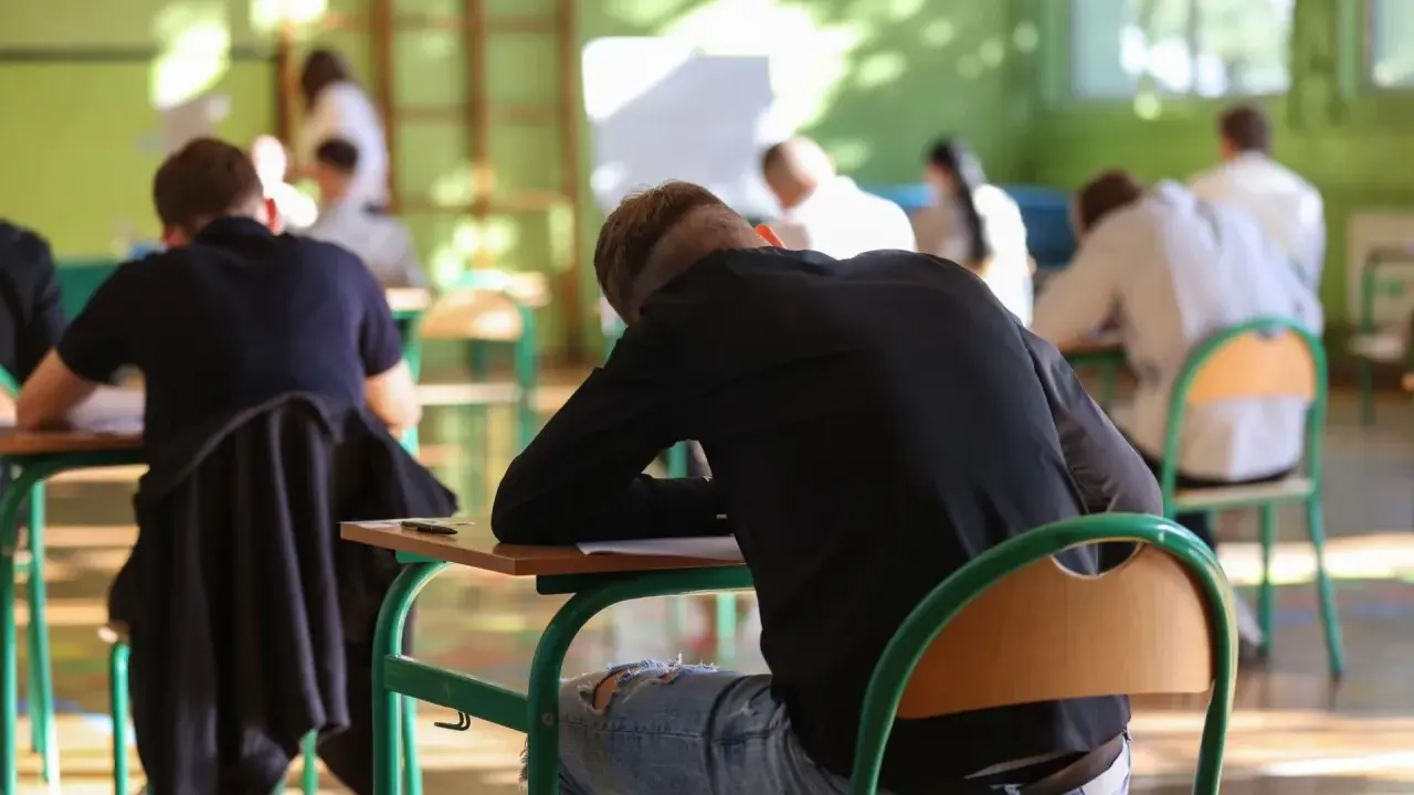 Uczniowie piszą egzamin. Ten wpis na bloga o maturze z angielskiego pomoże Ci się przygotować.