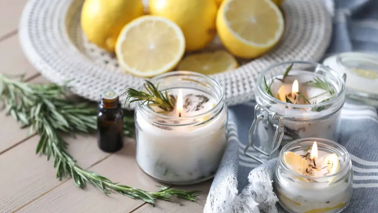 Candele profumate con limone e rosmarino, ideali per capire come eliminare gli insetti in casa in modo naturale.