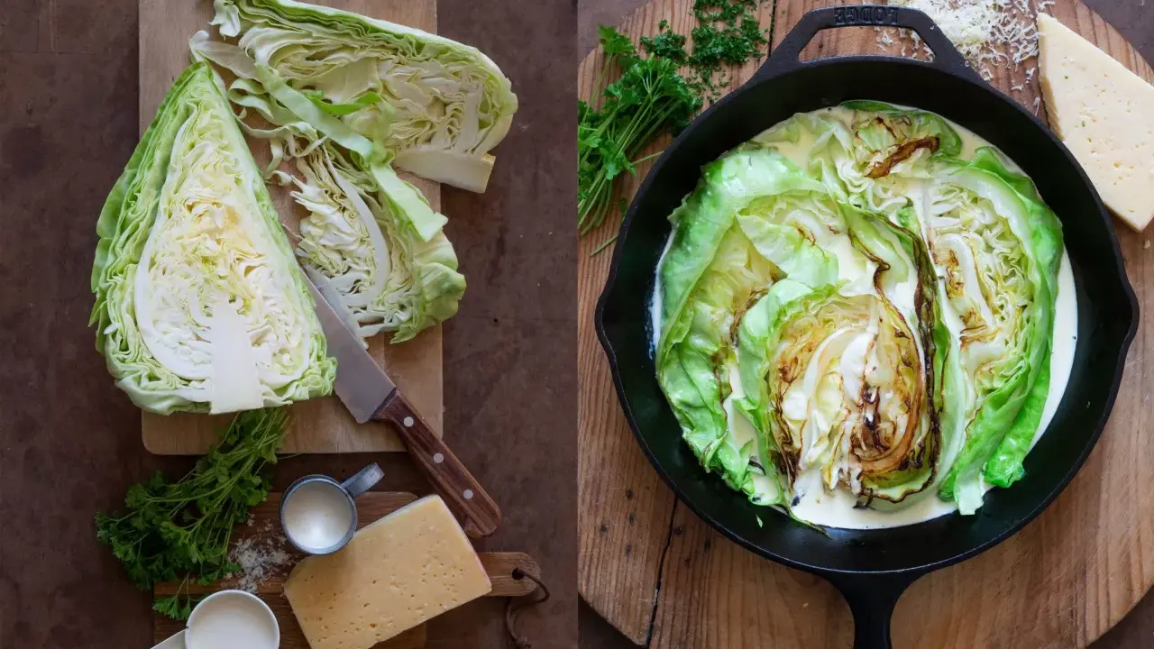 En hel spetskål halverad och tillagad i en gjutjärnspanna med gräddig sås. Ingredienser som ost och persilja syns bredvid.