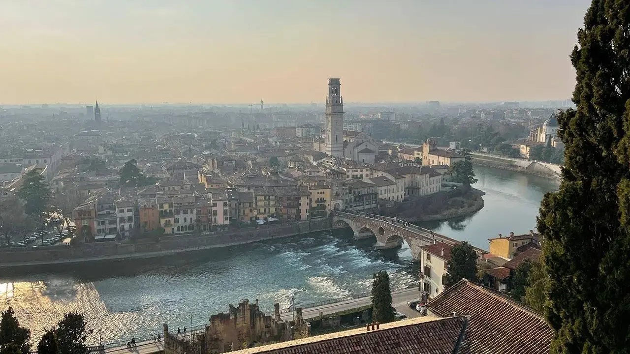 Vista panoramica di Verona con l'Adige, il Ponte Pietra e la Torre dei Lamberti. Un assaggio di cosa vedere a Verona, tra storia e bellezza.