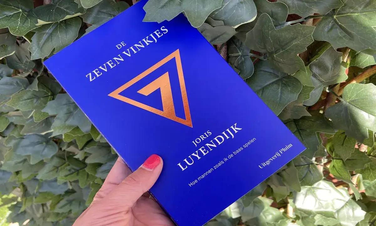 Blauwe kaft met gouden symbool en tekst "De Zeven Vinkjes" van Joris Luyendijk.