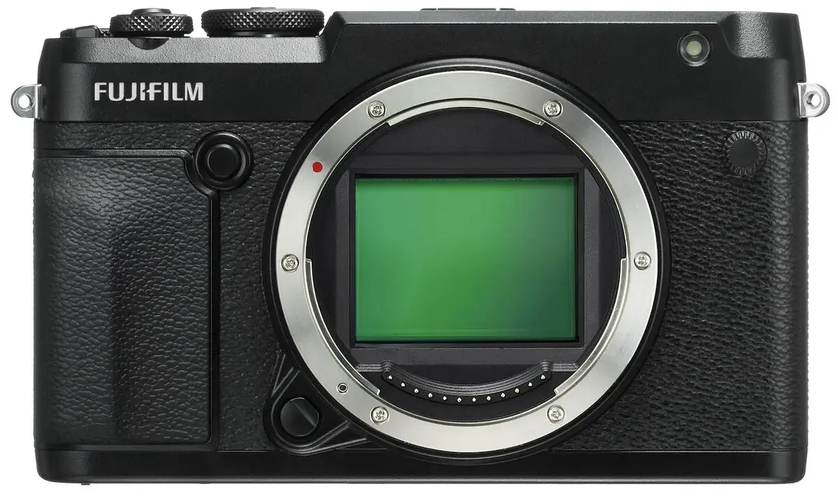 Cámara Fujifilm GFX 50R negra, con sensor verde visible y montura plateada.