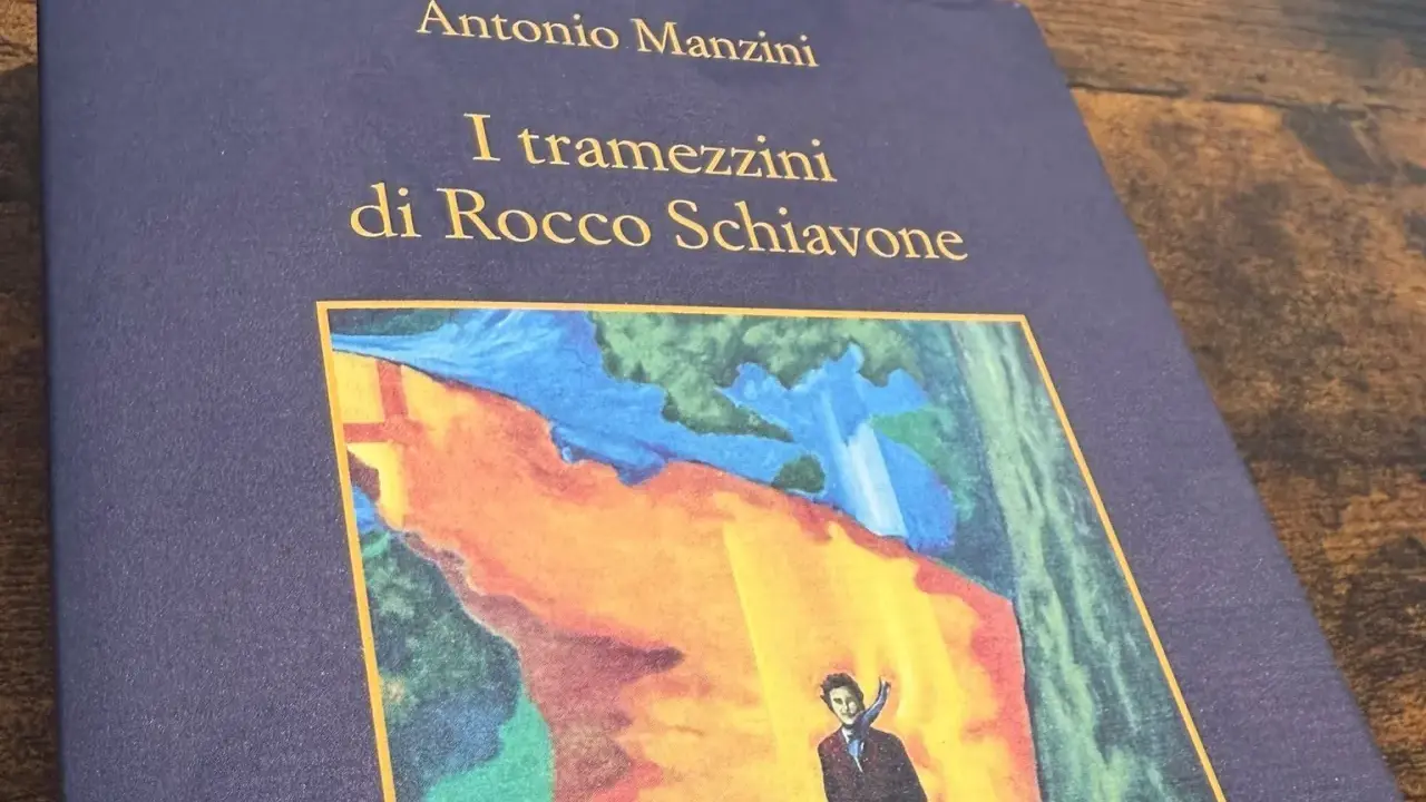 Copertina del **manzini ultimo libro**, "I tramezzini di Rocco Schiavone", con un'illustrazione astratta e un uomo in primo piano.