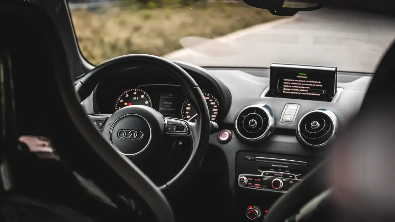 Wnętrze Audi RS1: kierownica, deska rozdzielcza z ekranem multimediów i nawiewami. Gotowy do jazdy.