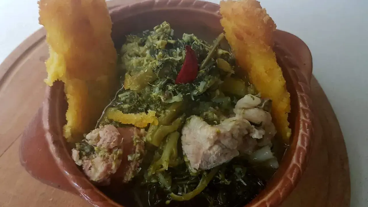 Un saporito piatto di verdure selvatiche con salsiccia e polenta fritta, un classico tra i piatti tipici Avellino.