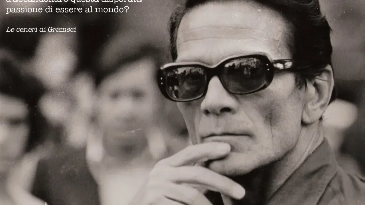 Uomo con occhiali da sole, pensieroso, con la mano sul mento. Una frase evoca una supplica a mia madre, un desiderio di non abbandonare la passione per la vita.