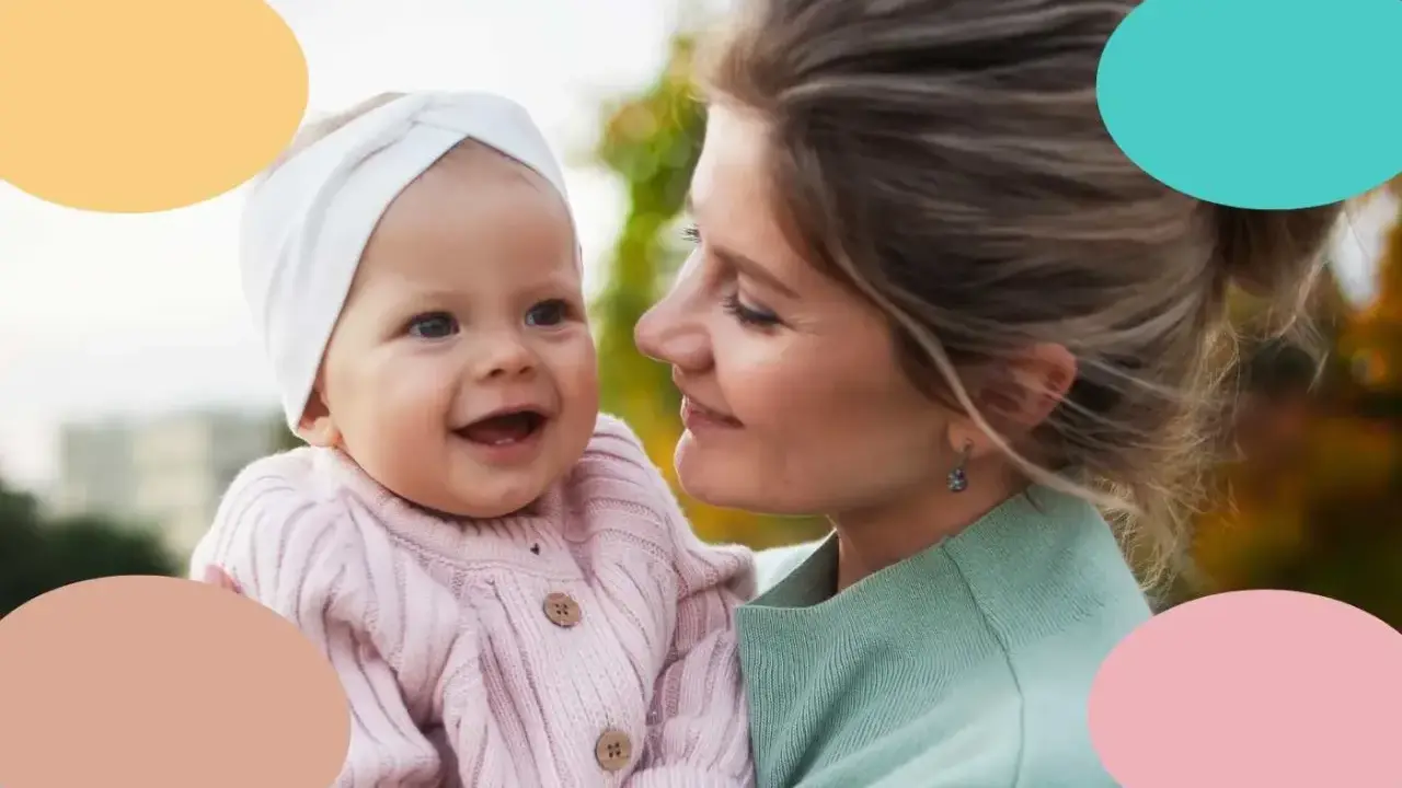 Mamá sonríe a su bebé de 10 meses, quien ríe feliz. Momentos tiernos de la rutina de un bebé.