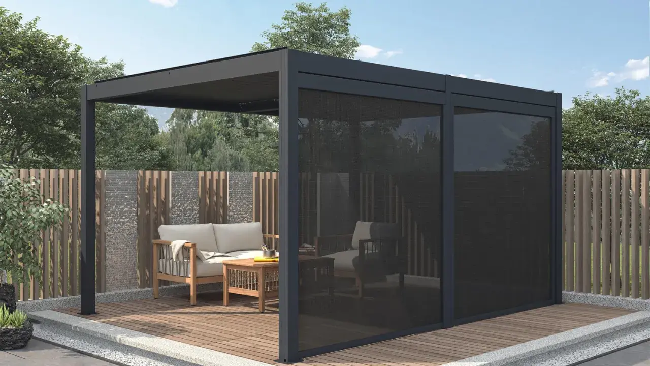 Une veranda bioclimatique, c'est quoi ? Un espace extérieur moderne avec salon, table et pare-soleil, idéal pour profiter du jardin.