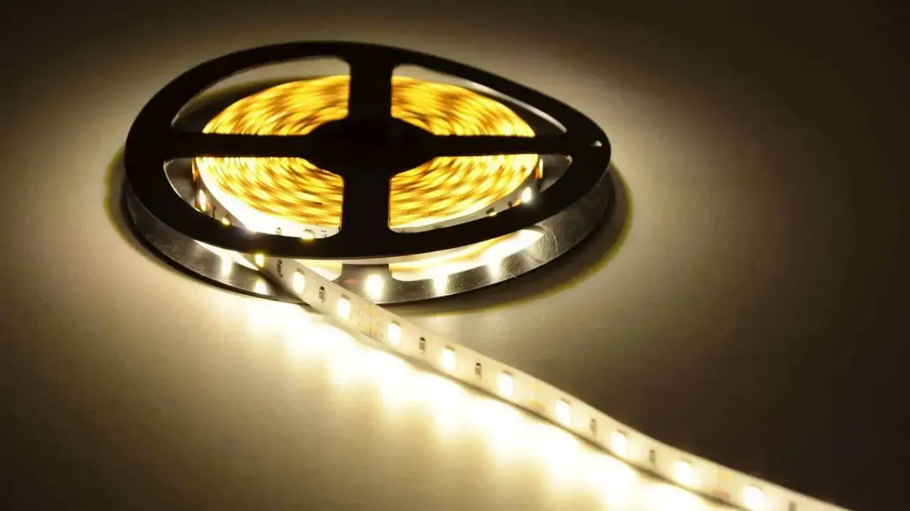 Zwijana taśma LED SMD 5630, świecąca ciepłym białym światłem. Idealna do tworzenia nastrojowego oświetlenia.