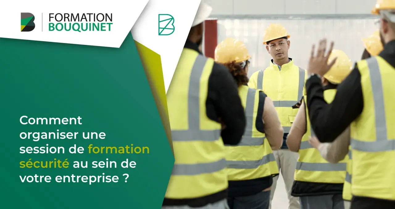Un formateur explique les consignes de sécurité à une équipe en tenue de travail. Une formation sécurité en entreprise est essentielle.