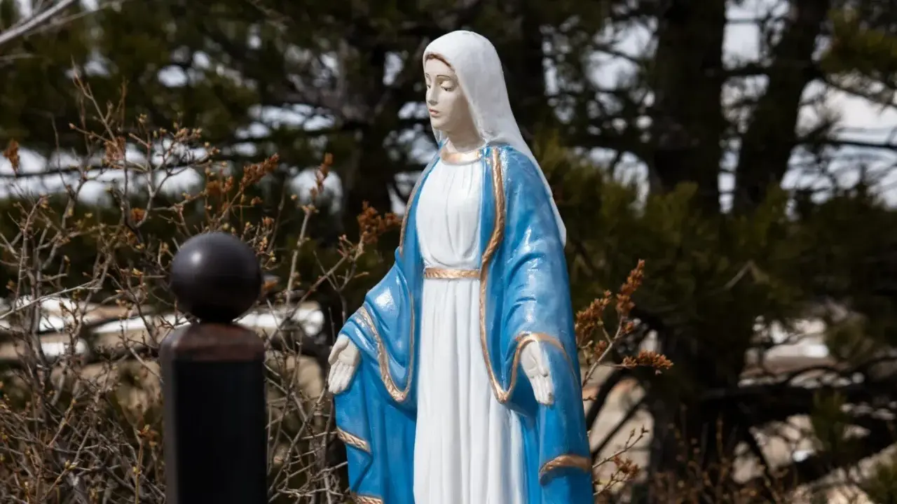 Figurka Matki Boskiej w błękitnym płaszczu, z białą chustą na głowie. 8 grudnia święto, czas zadumy i refleksji.