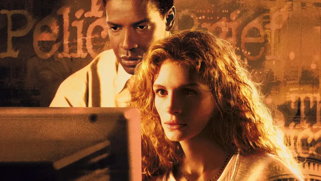 Denzel Washington och Julia Roberts i en dramatisk scen från filmen "Pelican Brief". De tittar intensivt på en datorskärm.