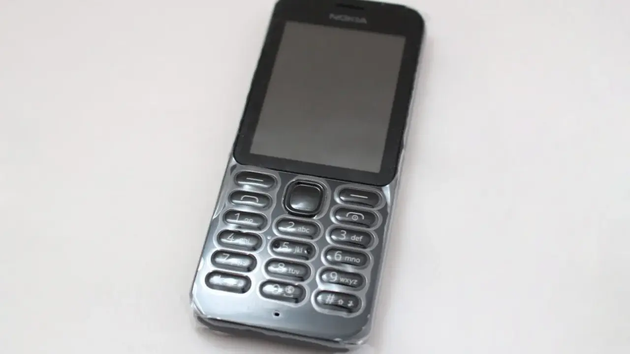 Nokia najnowszy model, klasyczny telefon z klawiaturą numeryczną i ekranem.