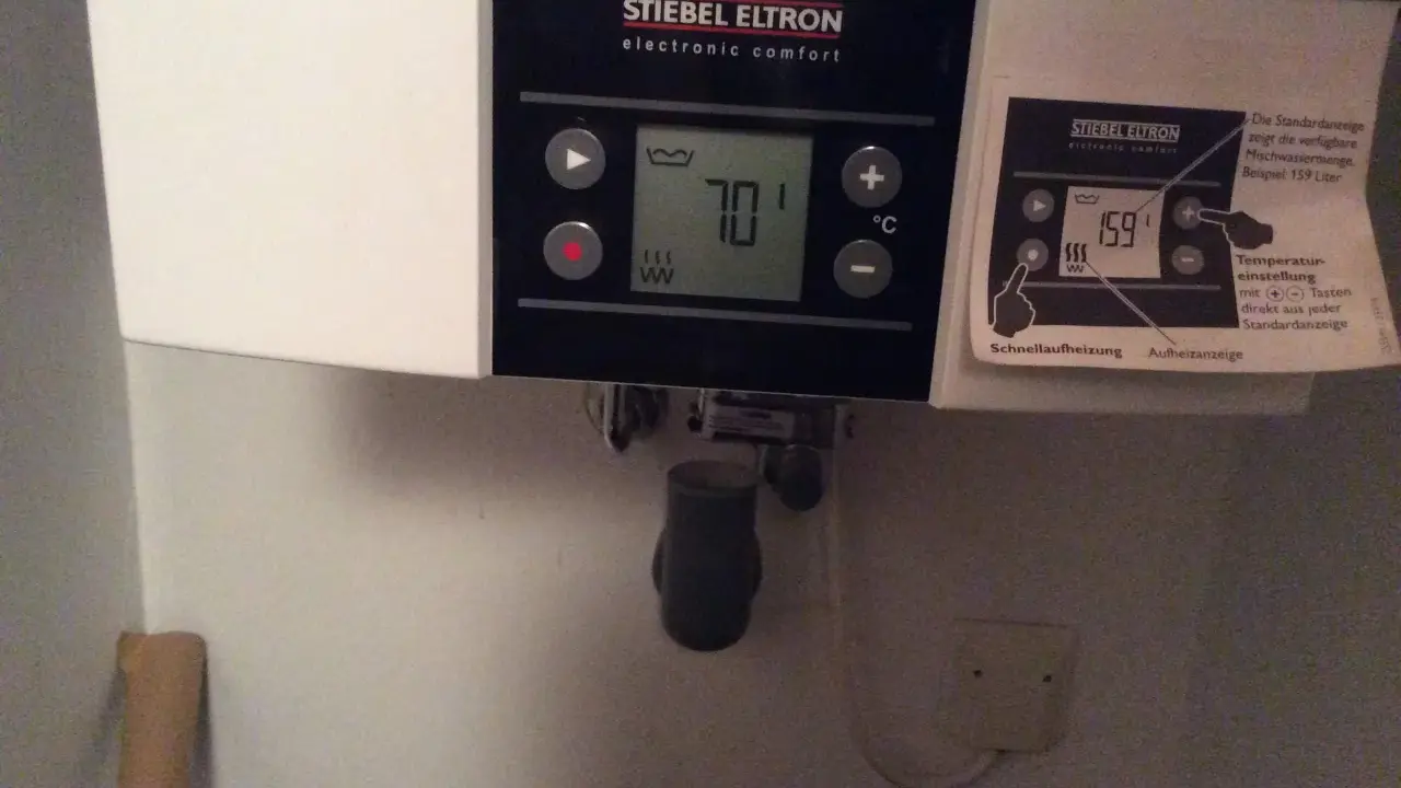 Stiebel Eltron Durchlauferhitzer mit Anzeige 70°C. Entkalken ist wichtig für die Leistung.