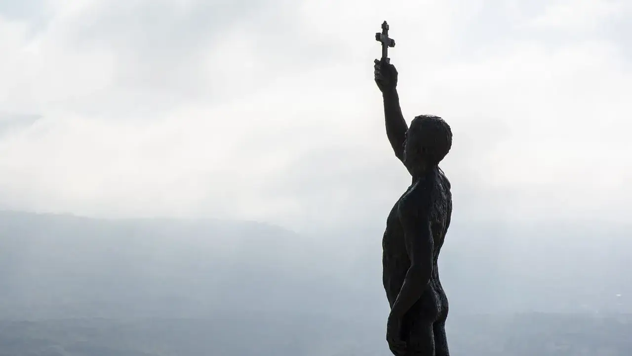 Sylwetka mężczyzny z krzyżem w dłoni, symbolizująca walkę o jedność wiary, nawiązuje do przyczyn schizmy wschodniej.
