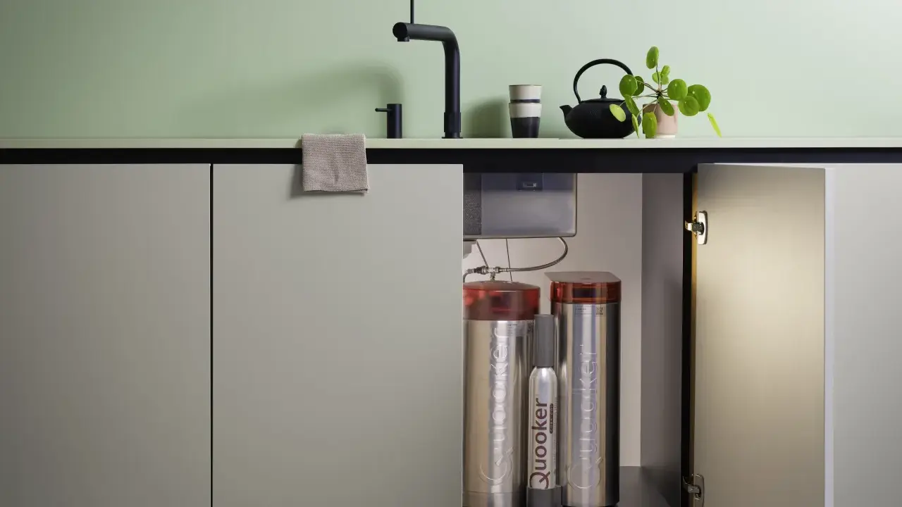 Unter der Küchenarbeitsplatte verbergen sich die Quooker-Behälter. So funktioniert Quooker: Wasser wird erhitzt und gespeichert, um sofort kochendes Wasser zu liefern.