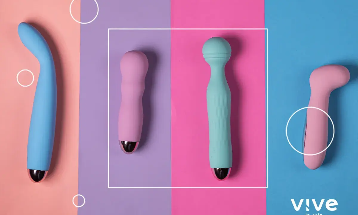 Cuatro vibradores de colores pastel, uno azul curvo, dos rosas y uno turquesa, listos para explorar el placer y el dildo punto g.