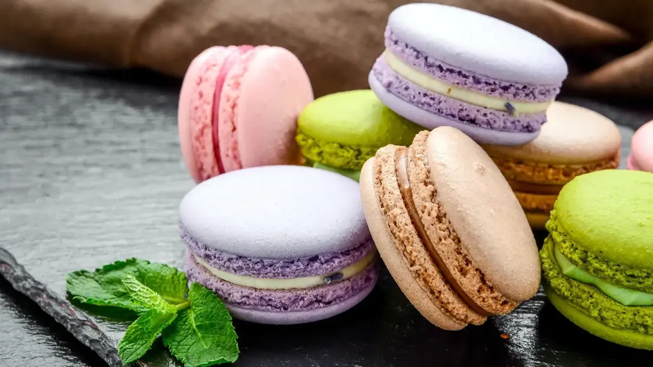 Douceurs colorées, ces macarons évoquent les spécialités parisiennes. Une touche de menthe et une gousse de vanille complètent ce tableau gourmand.