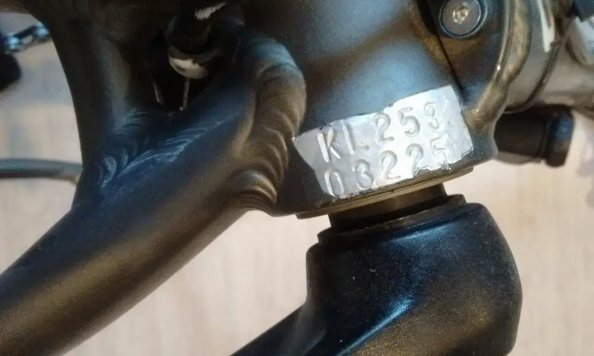 Widoczny numer ramy roweru: KL253 03225.