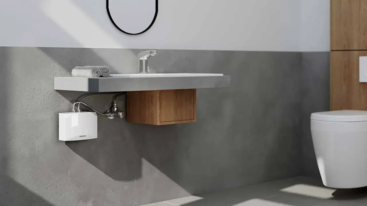 Moderner **Durchlauferhitzer** unter dem Waschbecken im **Bad**. Neben dem WC und dem Waschbecken mit Holzelement.