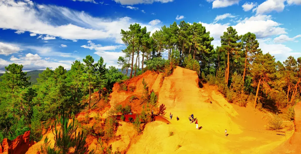 Sentieri color ocra e verdi boschi: ecco cosa vedere a Roussillon, un paesaggio unico nel sud della Francia.
