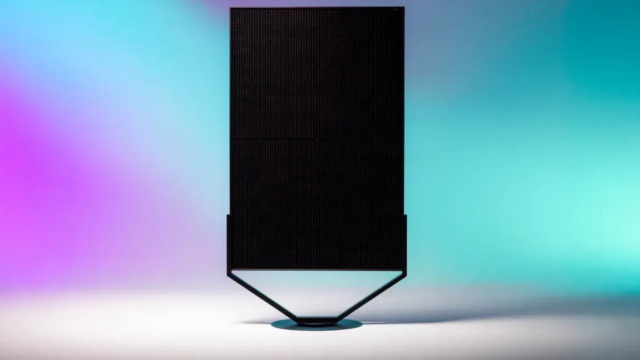 En vertikal solpanel 450w står på ett stativ mot en bakgrund med lila och turkosa färgövergångar.