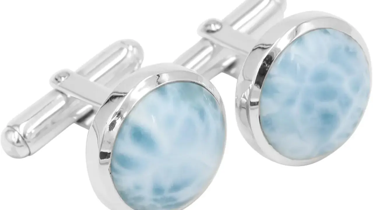 Gemelli eleganti con pietra del gemelli azzurra, che ricorda le onde del mare.