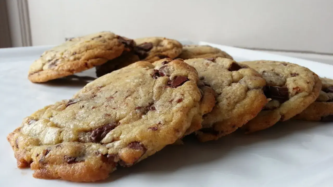 Une assiette de cookies moelleux aux pépites de chocolat, prêts à être dégustés.