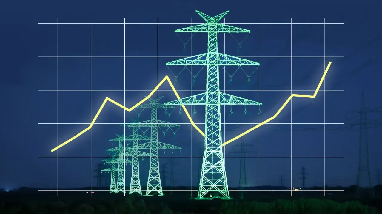 Strommasten im Abendlicht, überlagert von einem steigenden Graphen. Ein Symbol für die Energiewende in Deutschland und den Ausbau erneuerbarer Energien.