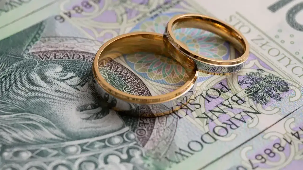 Dwa obrączki na banknocie 100 zł. Zastanawiasz się, ile dać na ślub cywilny bez wesela?